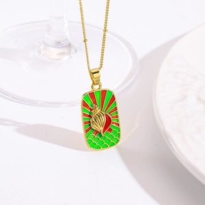 Gedetailleerde macro van gouden rechthoekige ketting met rood en groen emaille zonnestraal