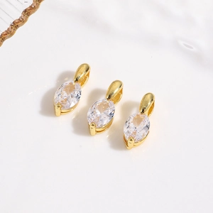 Detaillierte Nahaufnahme von drei 18k vergoldeten Zirkonia-Anhängern für DIY-Schmuckdesign