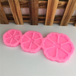 Moule trèfle en silicone rose avec trois fleurs à 6 pétales de tailles variées pour gâteaux