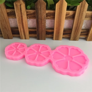 Vue détaillée d'un moule en silicone rose à trois cavités en forme de fleur de trèfle