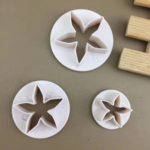 Set of 3 star-shaped plastic cookie cutters for fondant and DIY cake decorating