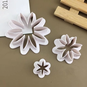 Set of 3 white plastic daisy flower fondant cutters for DIY cake decorating and baking