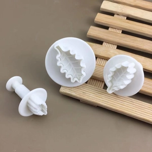 Set of 3 leaf-shaped plunger cutters for fondant cake and cookie decorating tools