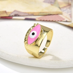 Detailansicht eines Vintage Evil Eye Rings mit rosa Emaille und verstellbarem Goldband