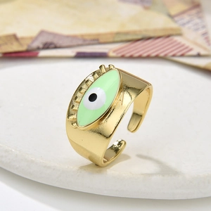 Nahaufnahme des vergoldeten Rings mit grünem Emaille-Auge und verstellbarer Schiene