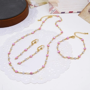 Boheems sieradenset met roze boze oog kralen, parelketting, armband en oorbellen