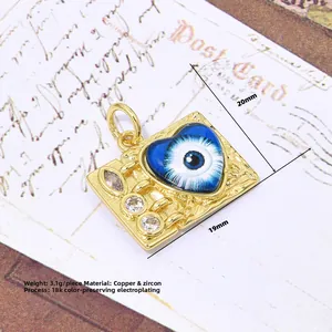 Detailopname van hartvormige boze oog hanger met zirkonia op vintage briefkaart