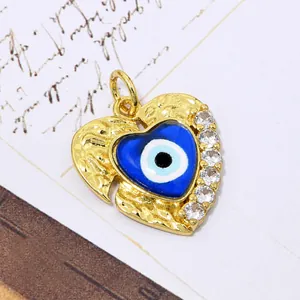 Macro-opname van 18k vergulde koperen hart hanger met boze oog, zirkoon en vleugels