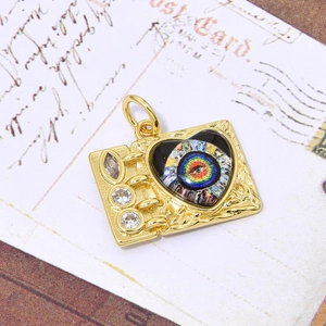 Detailopname van gouden boze oog hanger met regenboog hart en ingelegde zirkonia's