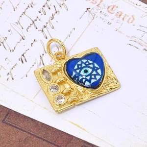 Detailopname van de rechthoekige Evil Eye hanger met blauw hart en heldere zirkonias