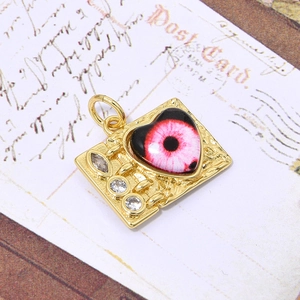 Macro-opname van gouden rechthoekige Evil Eye hanger met hart en zirkoon details