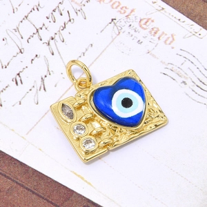 Detail van een gouden rechthoekige Evil Eye hanger met blauw hart en heldere zirkoon