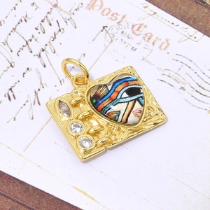 Gedetailleerde weergave van boekvormige gouden hanger met hart-emaille en zirkoon