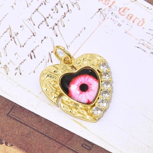 Gouden hart hanger met roze boze oog en sprankelende zirkonia op vintage kaart