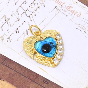 Detail macro-opname van hartvormige evil eye hanger met gouden plating en zirkoon