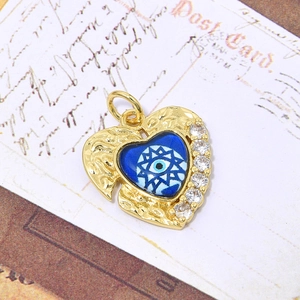 Macro-opname van hartvormige hanger met boze oog en zirkonia op vintage briefkaart