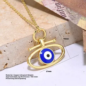 Macro-opname van 18k vergulde evil eye hanger met blauwe en witte emaille details op goud