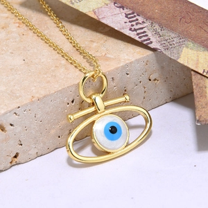 Detailopname van gouden ovale boze oog hanger met blauw emaille op een natuurstenen basis