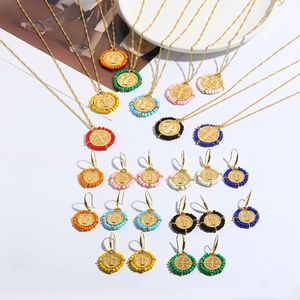 Conjunto de Joyas Religiosas de Medalla de San Benito de Cerámica Colorida Hecha a Mano Collar y Pendientes de Aleación para Mujer