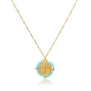 Detalle del colgante religioso San Benito dorado con cuentas celestes y cadena de cuerda