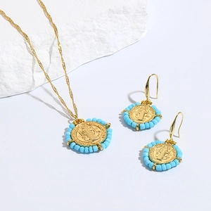 Conjunto de joyas con collar y pendientes de cuentas de cerámica azul y Virgen María