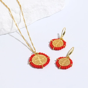 Set de joyas hechas a mano con collar medalla San Benito roja y pendientes a juego