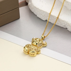 Collar con colgante de oso hueco dorado con perlas blancas en las orejas y cadena fina
