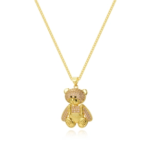Dettaglio ravvicinato della collana con ciondolo panda placcato oro e zirconi rosa incastonati