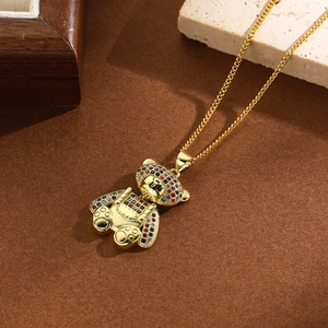 Dettaglio della collana con ciondolo panda dorato e strass colorati su base in pietra