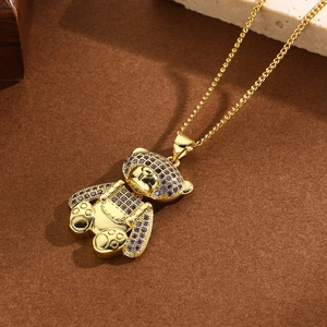 Collana con ciondolo a forma di orso dorato con pietre di zircone viola su velluto