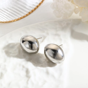 Minimalistische polierte ovale Hohlstecker auf einem dekorativen Keramiktablett