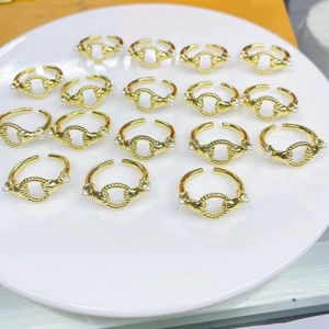 Creative Hands Holding Ring Open Adjustable Copper 18K Gold Plated Plastic Artificial Pearl Ring Vintage Women Jewelry