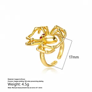 Dettaglio macro dell'anello a ragno placcato oro 18k con occhi in zircone rosso e fascia