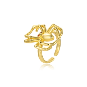 Dettaglio anello ragno placcato oro 18k con occhi in pietra rossa e fascia regolabile