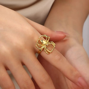 Dettaglio dell'anello a ragno placcato oro 18k con occhi in cristallo rosso