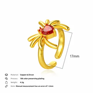 Dettaglio ravvicinato dell'anello a ragno placcato oro 18k con zircone rosso a cuore