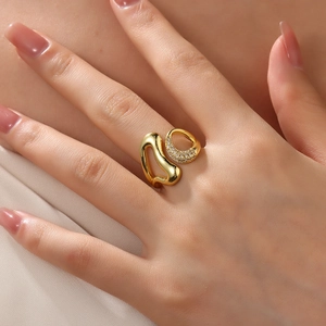 Detail of 18k gold plated irregular heart ring with sparkling white zircon crystals
