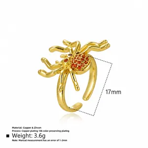 Dettaglio ravvicinato dell'anello a ragno placcato in oro 18k con pietre di zircone arancio