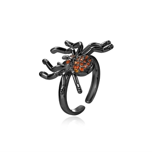 Dettaglio macro di un anello a ragno gotico con pietre arancioni e fascia regolabile