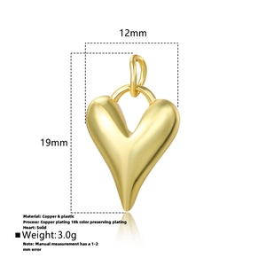 Vista dettagliata del ciondolo a cuore in oro 18k con misure delle dimensioni