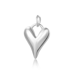 Ciondolo a cuore in argento lucido con design 3D solido e gancio su sfondo bianco