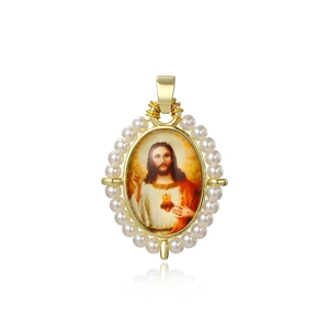 Détail macro du pendentif plaqué or 18k avec portrait de Marie et bordure en perles