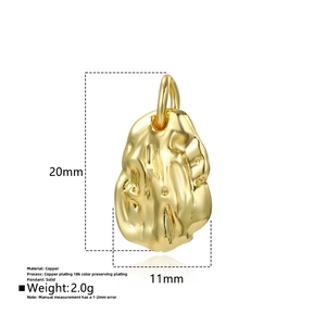 Tabla de tallas detallada de un colgante dorado con textura irregular de 20mm por 11mm