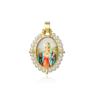 Pendentif ovale religieux plaqué or 18k avec icône de la Vierge et perles