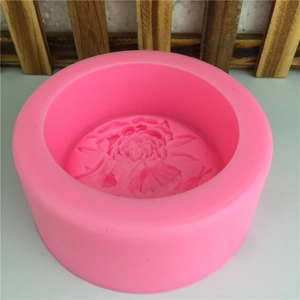 Gros plan d'un moule en silicone rose avec textures de pétales pour décoration de gâteaux