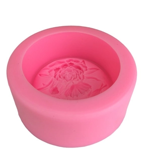 Moule en silicone rose pour pâtisserie DIY avec relief floral détaillé sur fond blanc