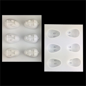 Voor- en achterkant van witte siliconen mal met 6 holtes voor 3D-schedel bakvormen