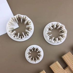 Set of 3 white plastic flower-shaped cookie cutters for DIY baking and fondant cakes