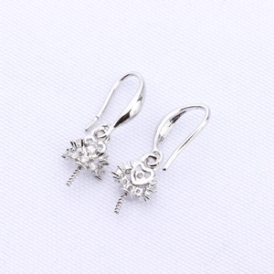 Dettaglio ganci per orecchini a cuore in argento con zirconi cubici a micro-pavé