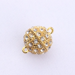 Makroaufnahme von goldfarbenen Magnetverschlüssen mit Strasssteinen für DIY-Schmuck